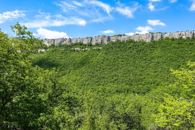 Vista de las pintorescas montañas de Crimea cerca de la ciudad cueva de TepeKermen Crimea Rusia