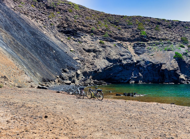 Vista del pintoresco acantilado de roca de lava Linosa Sicilia