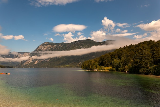 Vista del pintoresco lago Bohinj, Eslovenia