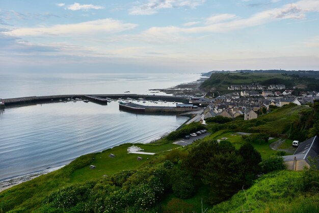 Foto vista de un pintoresco pueblo en el mar arromanches-les-bains en la normandía francia