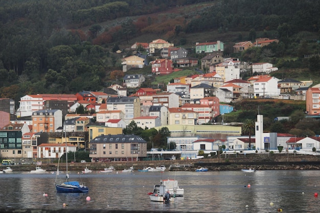 Foto vista del pintoresco pueblo y playa de ezaro en la región de galicia de españa