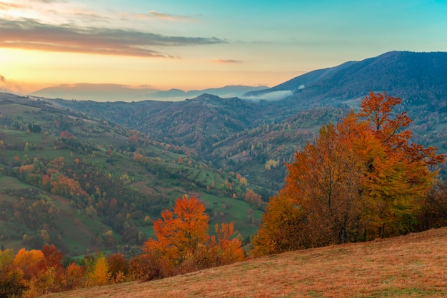 Vista del pintoresco valle de la montaña con cielo azul