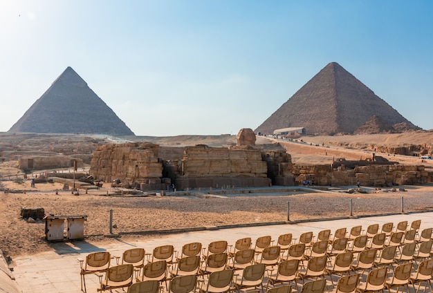 Vista de las pirámides en el valle de Giza en un día soleado