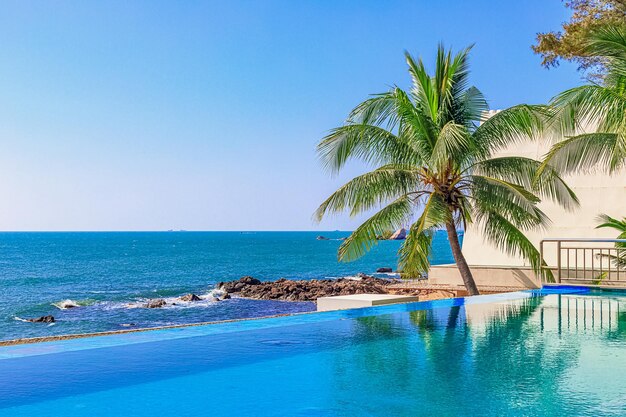 Foto vista de la piscina al aire libre junto al mar hay una palmera exuberante al lado de la piscina nya china