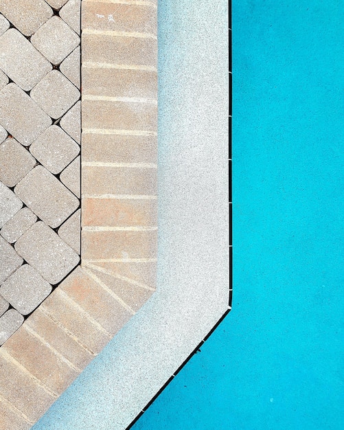 Foto vista de la piscina desde un ángulo alto