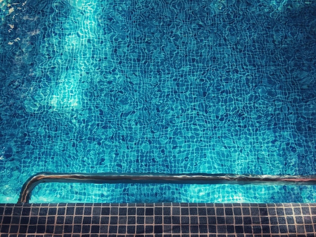 Foto vista de la piscina desde un ángulo alto