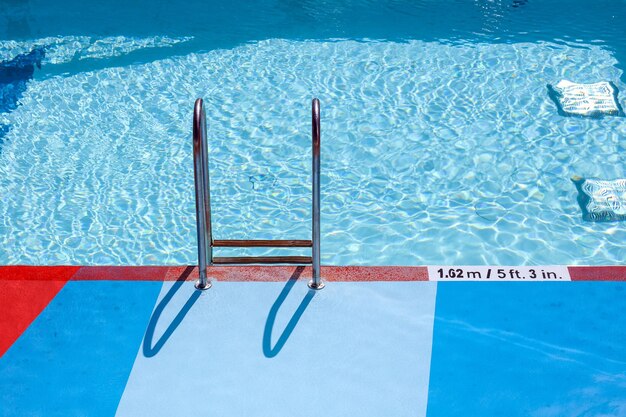 Foto vista de la piscina desde un ángulo alto