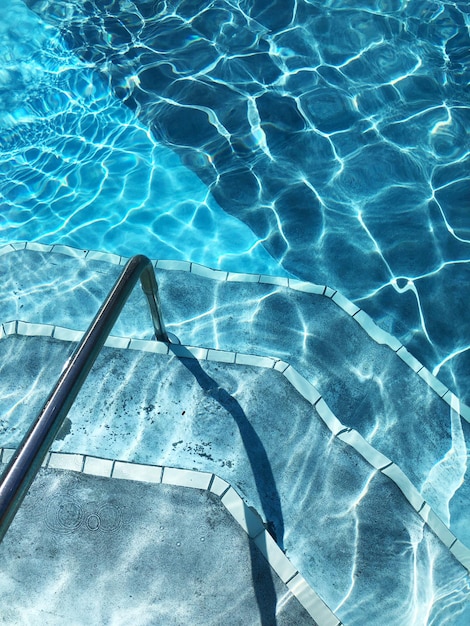 Foto vista de la piscina desde un ángulo alto