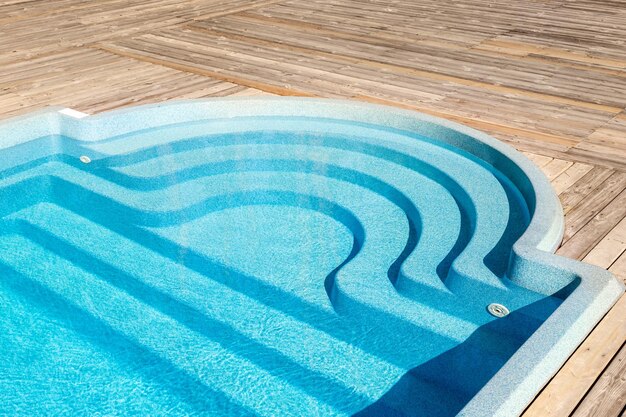 Foto vista de la piscina desde un ángulo alto