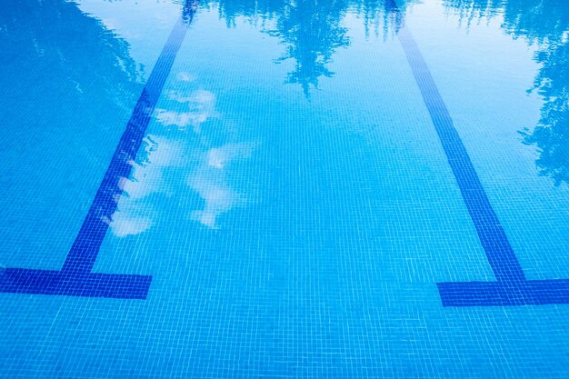 Foto vista de la piscina desde un ángulo alto