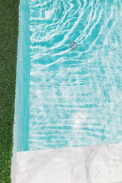 Foto vista de la piscina desde un ángulo alto