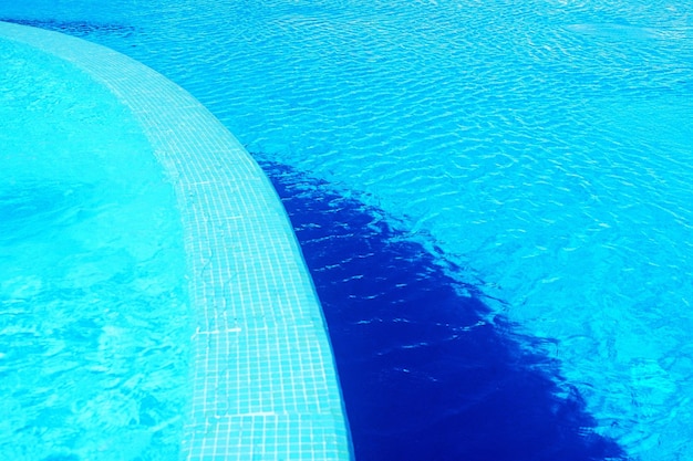 Vista de la piscina desde un ángulo alto