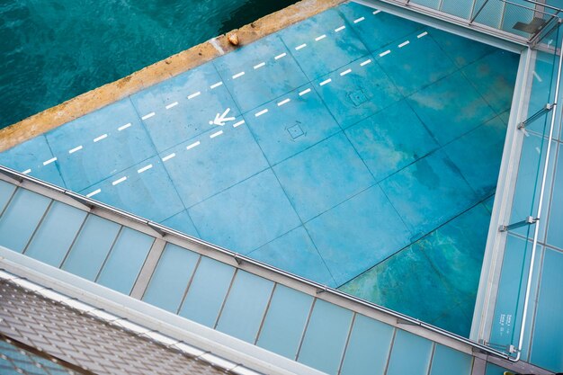 Foto vista de la piscina desde un ángulo alto