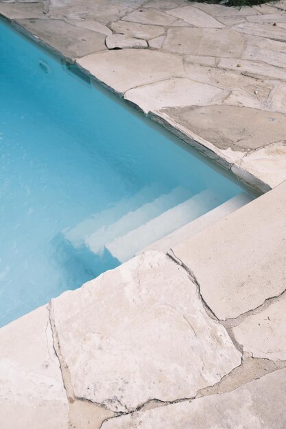 Foto vista de la piscina desde un ángulo alto