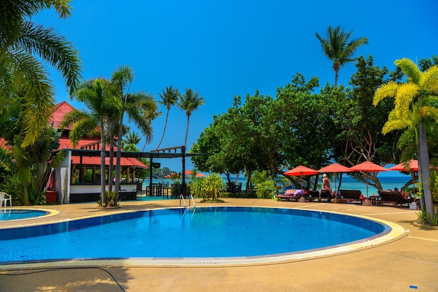 Vista de la piscina contra el cielo azul