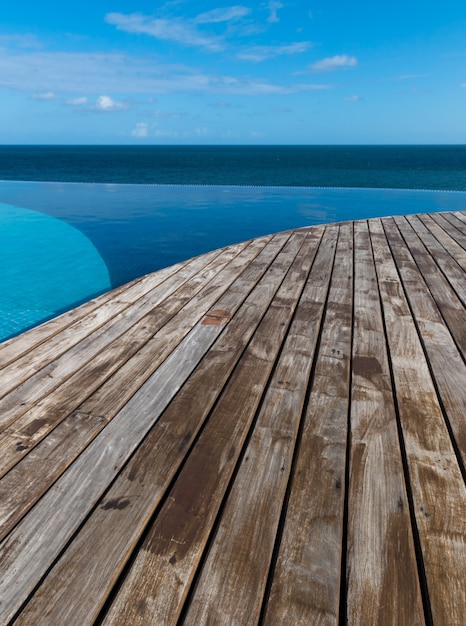 Vista de la piscina infinita al mar y al cielo azul.