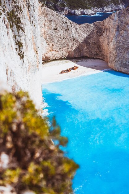 Foto vista de la piscina desde el mar en ángulo alto