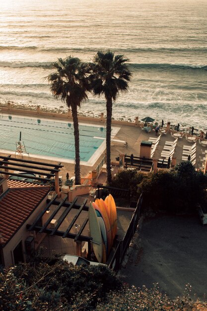 Foto vista de la piscina en la playa contra el cielo