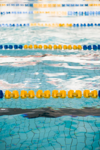 La vista de una piscina pública vacía en el interior Carriles de una piscina de competición Concepto deportivo