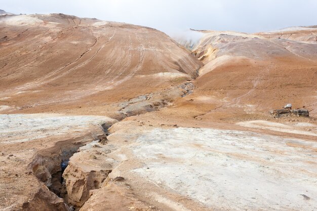 Vista de las piscinas de barro de Hverir, hito de Islandia. Paisaje islandés