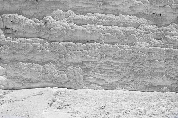 Vista de piscinas y terrazas de travertino natural en pamukkale en un día de verano textura de una pared blanca c