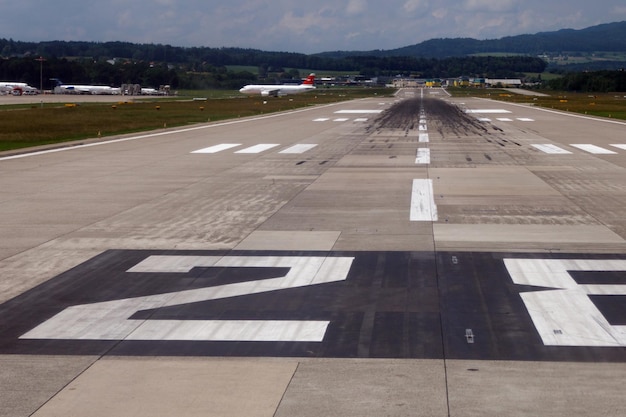 Foto vista de la pista del aeropuerto contra el cielo