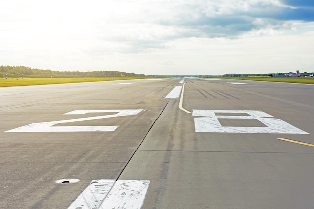 Vista de la pista con el aeropuerto número 28