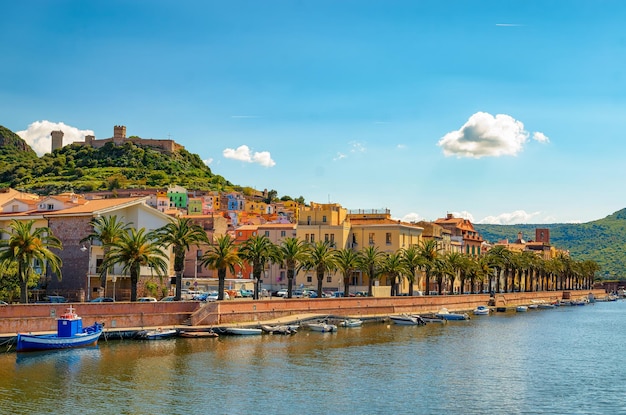 Foto vista pitoresca da cidade de bosa ao longo do rio temo, na sardenha, itália