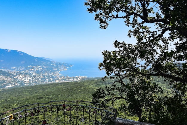 Vista pitoresca da cidade de Yalta e do Mar Negro da montanha Ai Petri na Crimeia Rússia