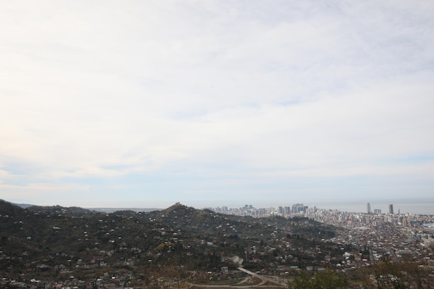 Vista pitoresca da cidade e do mar sob o céu