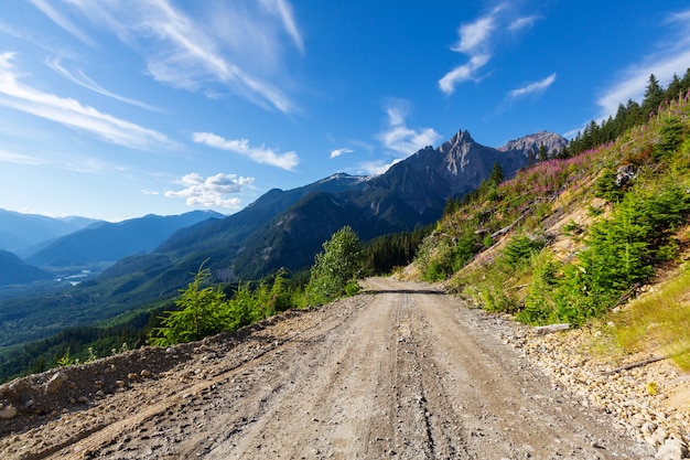 Vista pitoresca da montanha nas montanhas rochosas canadenses na temporada de verão