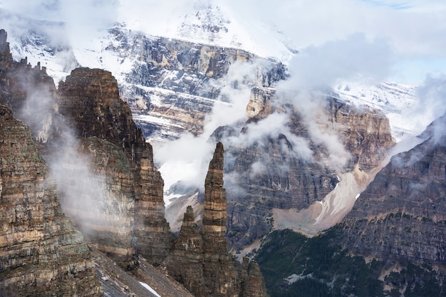 Vista pitoresca da montanha nas Montanhas Rochosas canadenses na temporada de verão