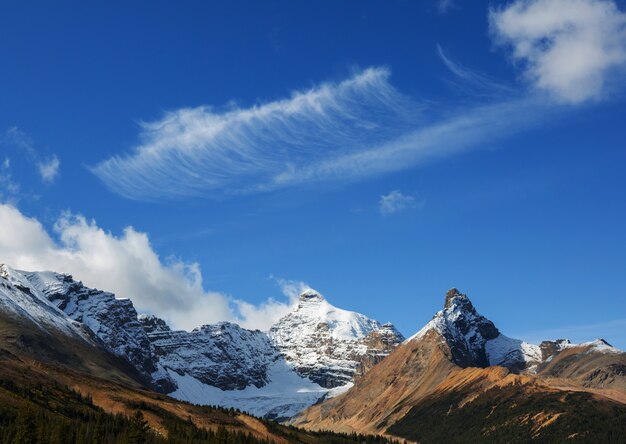 Vista pitoresca da montanha nas Montanhas Rochosas canadenses na temporada de verão