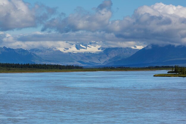 Vista pitoresca da montanha nas Montanhas Rochosas canadenses na temporada de verão