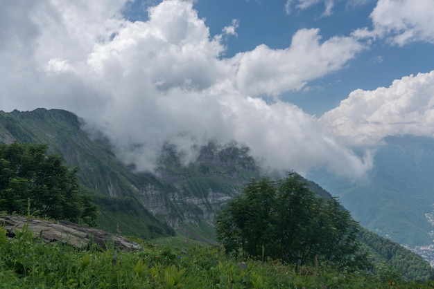 Vista pitoresca da paisagem montanhosa da natureza com céu nublado