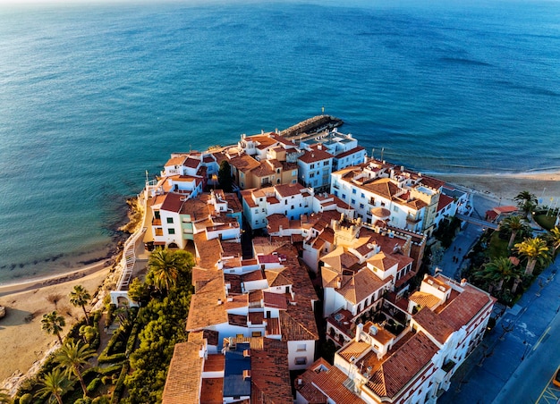 Vista pitoresca da pequena cidade localizada à beira-mar