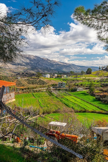 Vista pitoresca do vale com aldeia agrícola e plantações