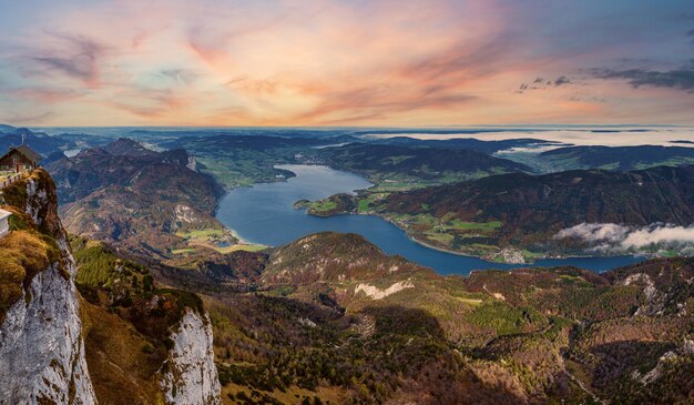 Vista pitoresca dos lagos de montanha dos Alpes do outono do ponto de vista de Schafberg Salzkammergut Alta Áustria