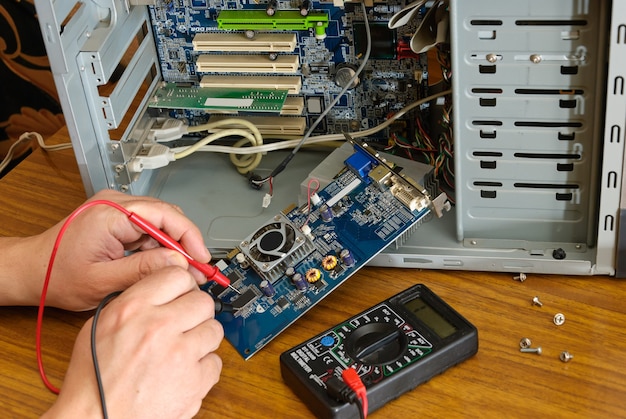 Vista de una placa de circuito en reparación en equipos informáticos