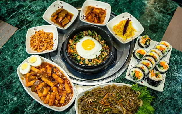 vista plana del bibimbap de comida tradicional coreana con guarniciones