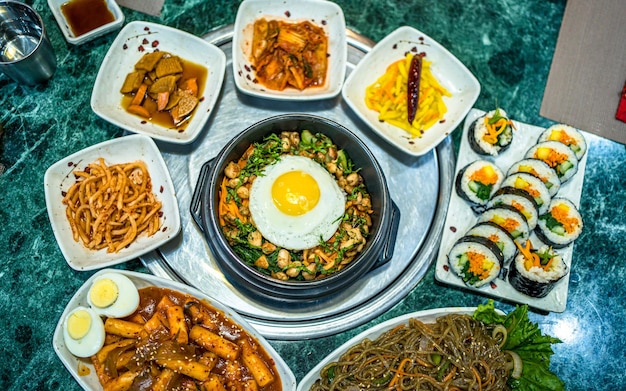 vista plana del bibimbap de comida tradicional coreana con guarniciones