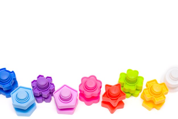 Vista plana creativa desde arriba Pernos de juguete educativos para niños hechos de plástico