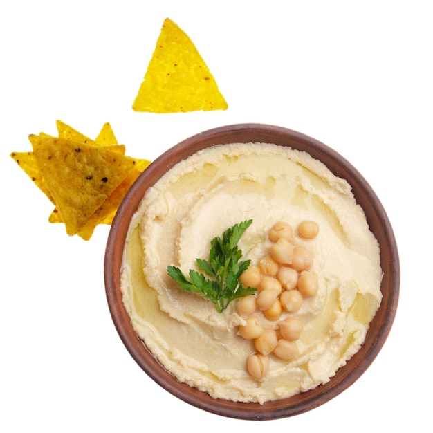 Vista plana en Hummus cubierto con frijoles y hojas de cilantro verde con chips de tortilla a un lado aislado sobre fondo blanco Trazado de recorte agregado