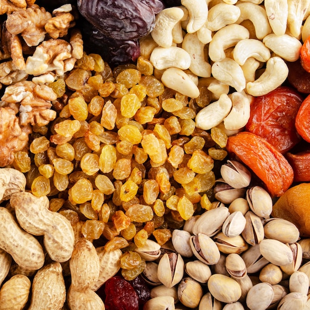 Foto vista plana leiga em frutas secas variadas e nozes conceito de comida vegetariana saudável