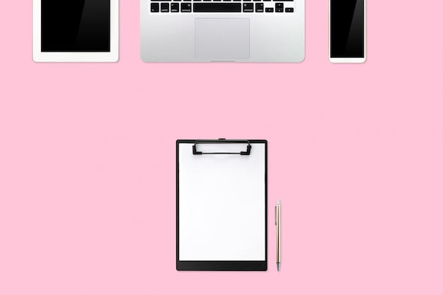 Vista plana leigos ou mesa de escritório rosa vista superior de trabalho com computador portátil, xícara de café e smartphone usando para negócios