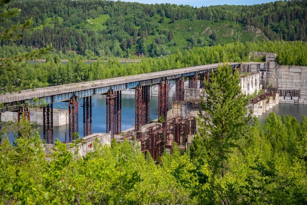 Vista de la planta de energía hidroeléctrica abandonada en el río taidon, siberia, rusia