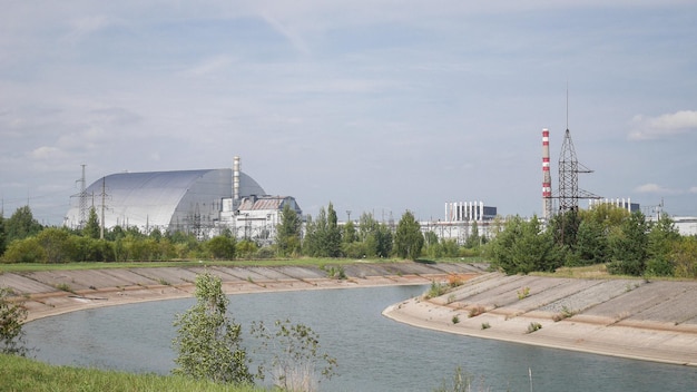 Vista de la planta de energía nuclear de Chernobyl desde la distancia ucrania