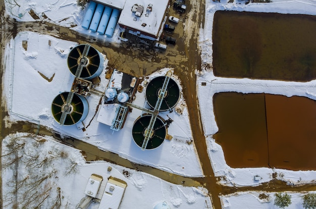Vista de la planta de tratamiento de aguas residuales en la temporada de invierno con la contaminación ambiental ecológica de la granja de aguas residuales