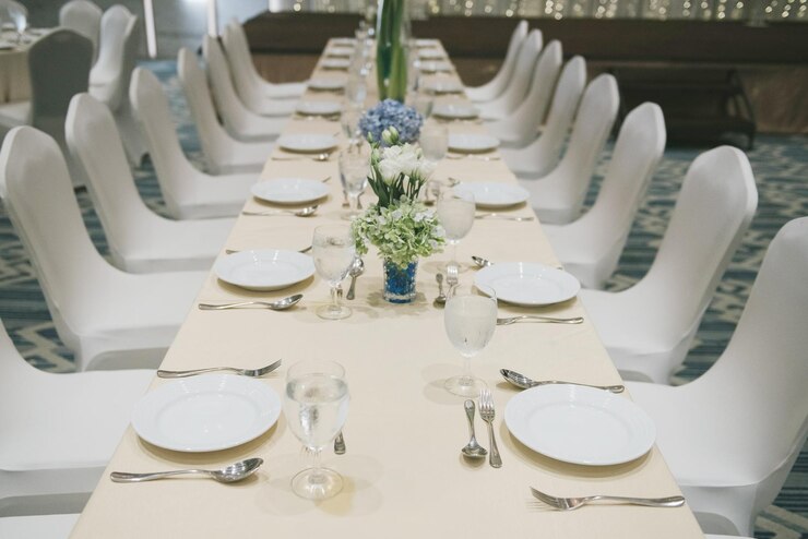 Foto vista de plantas blancas y en maceta en la mesa