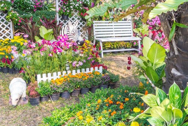 Foto vista de las plantas con flores en el jardín